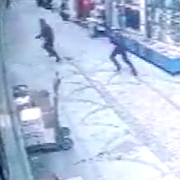 Fatih'te silahlı saldırıda yaralanan adam kalkıp kendini vuran adamı böyle kovaladı