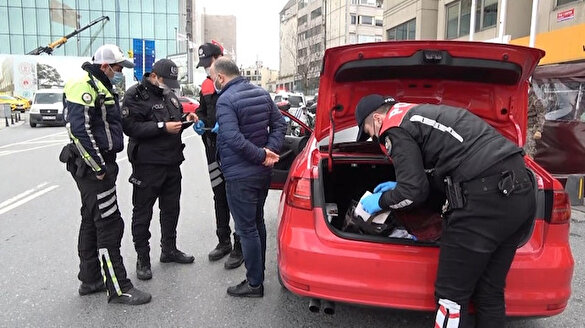 Taksim’de uygulamada ilginç anlar: Çakar kullanmıyorum, çocuğum için almıştım