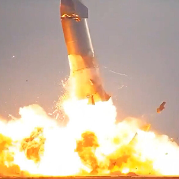 SpaceX'in uzay aracı inişten sonra patladı