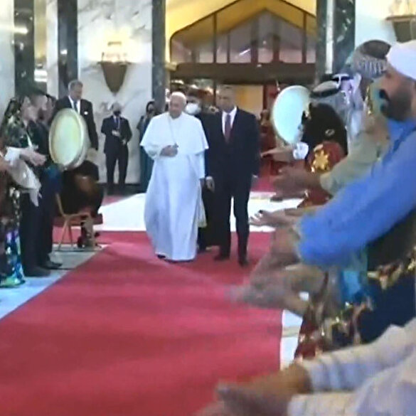 Irak'a giden Papa'yı halayla karşıladılar