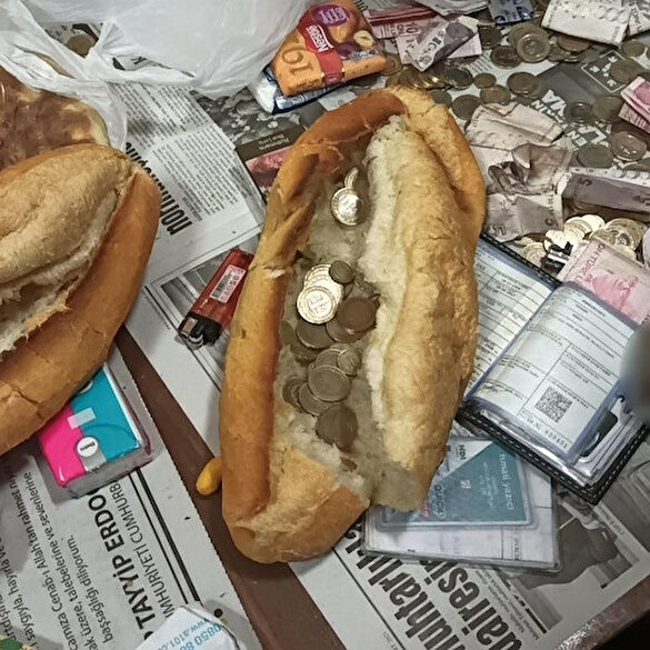 Çorum'da şaşırtan görüntü: Ekmeğin arasından para çıktı