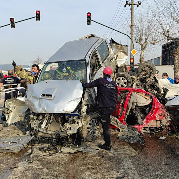 Bursa'da freni boşalan TIR çok sayıda aracı ezdi