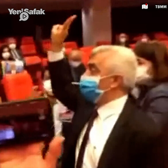 Gergerlioğlu'nun vekilliğinin düşürülmesinin ardından HDP'liler terör örgütü PYD sloganı attı: Berxwedan jiyane (Yaşamak direnmektir)