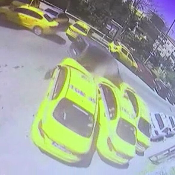Kağıthane'de taksi durağına dalan hafif ticari araç ortalığı birbirine kattı
