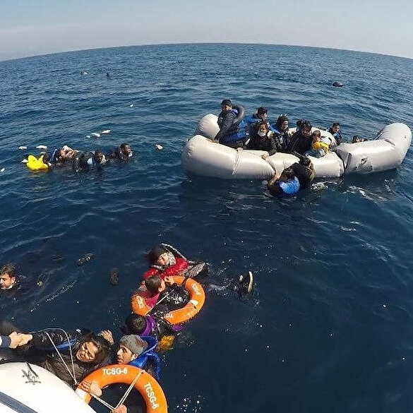 Yunanistan'ın botlarını patlatıp ölüme terk ettiği göçmenleri Türk Sahil Güvenlik kurtardı