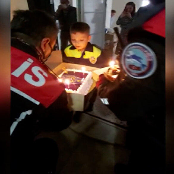 Balıkesir polisinden minik Halil'e doğum günü sürprizi
