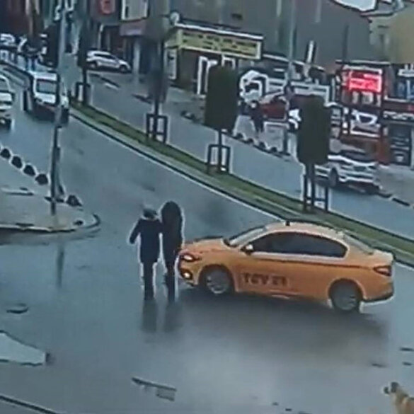 Yolun karşısına geçen iki kadına çarptı