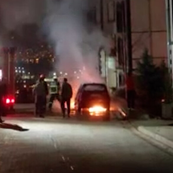 Kocaeli'deki park halindeki otomobil alev alev yandı