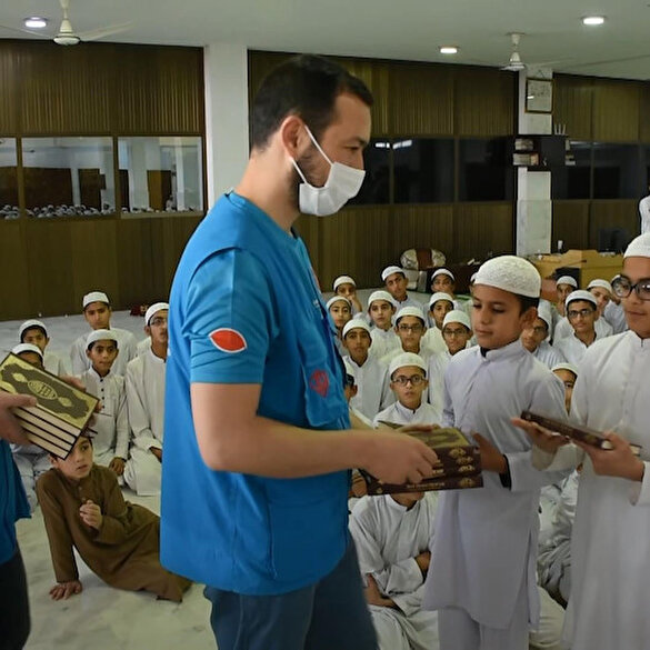 Türkiye Diyanet Vakfı, hayırseverlerin hediyesi Kur'an'ları Pakistan'daki öğrencilere ulaştırdı