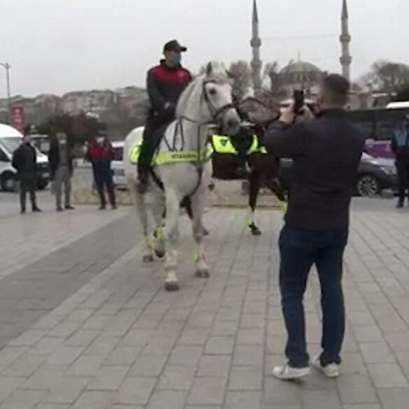 Üsküdar Sahili'ndeki denetimde atlı birliklere turistler yoğun ilgi gösterdi