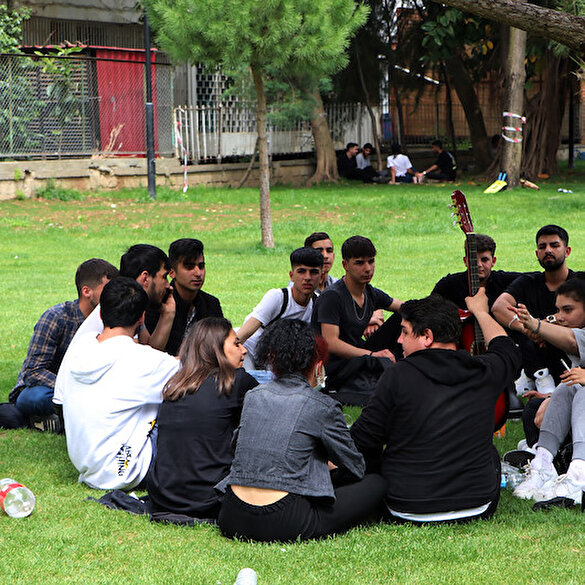 Adana'da sıcaklık 41 dereceye ulaşınca parklara akın ettiler: Biri yine güneşe ateş etmiş, belli