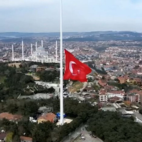 Çamlıca tepesi'ne dev Türk Bayrağı