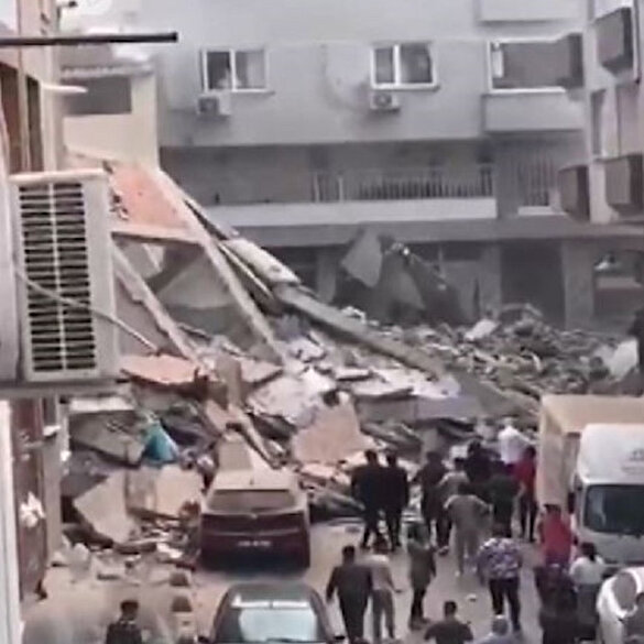 Zeytinburnu'nda boşaltılan 5 katlı bina çöktü