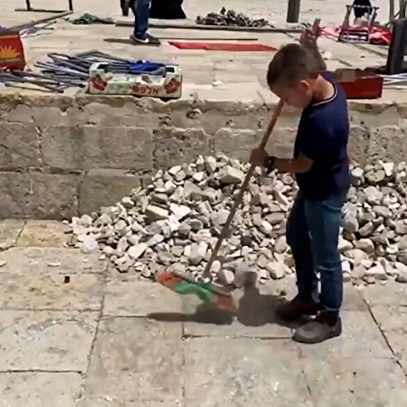 İşgalciler yaktı yıktı, Filistinli küçük çocuk temizledi