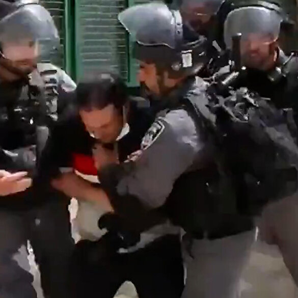 İşgalci İsrail polisi Mescid-i Aksa'da AA kameramanına saldırdı