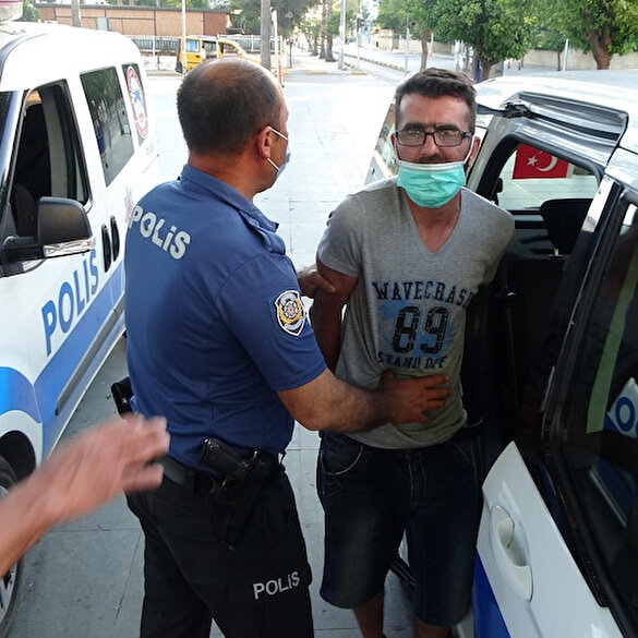 Antalya'da maske takmamakta direnen turist gözaltına alındı