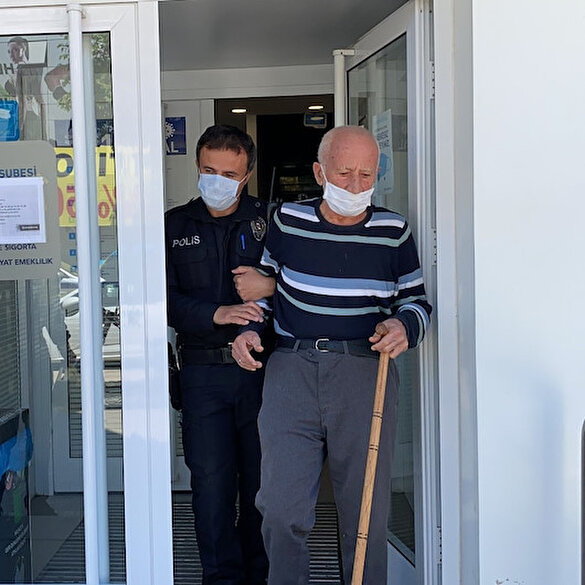 Düzce polisi torunlarına harçlık vermek isteyen yaşlı adamı önce bankaya ardından evine götürdü