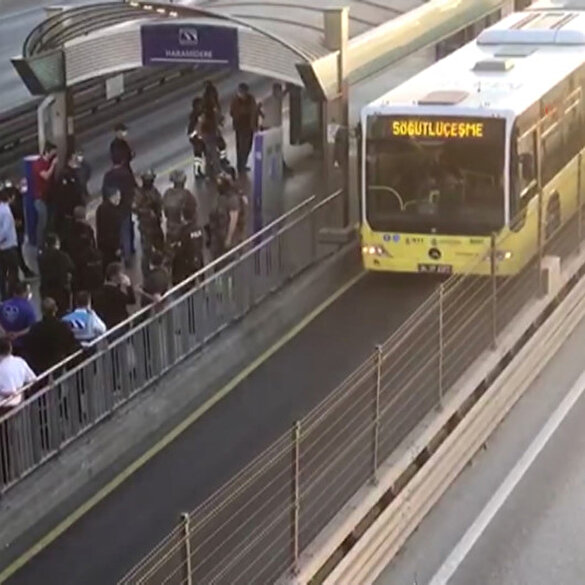 Haramidere metrobüs durağında hareketli dakikalar: Metrobüs şoförü rehin alındı