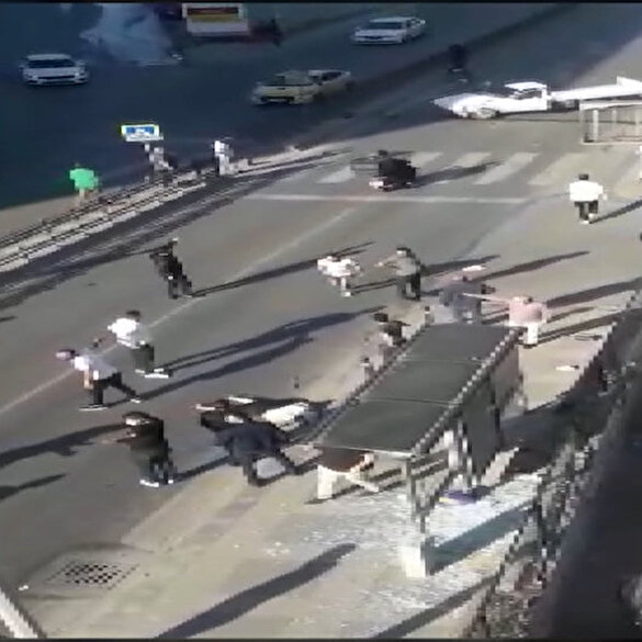Pendik'te otobüs durağına dalan şoför ve arkadaşları kaçtı