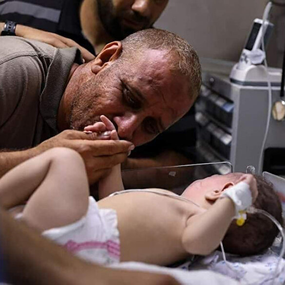 عزاداری وقتی پدر فلسطینی با تنها فرزند خود که از قتل عام اسرائیل بازمانده بود دیدار می کند ، خفه می شود