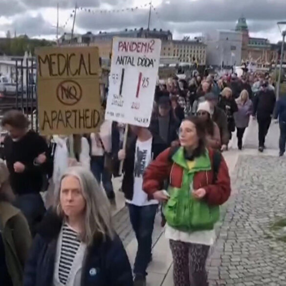 İsveç'te Kovid-19 kısıtlamalarına yönelik 4'üncü kez protesto düzenlendi