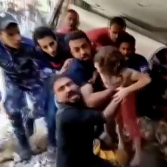 یک دختر کوچک فلسطینی 7 ساعت بعد توسط تکبیر در غزه از لاشه هواپیما نجات یافت