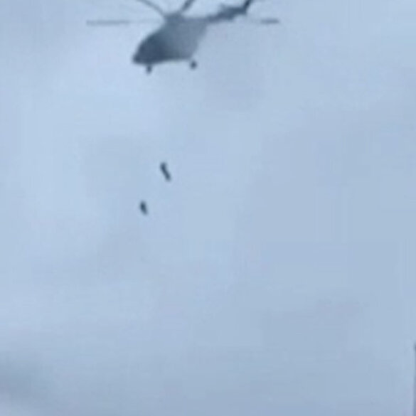Rusya'da askeri tatbikat sırasında feci kaza: Rus askerler helikopterden sarkıtılan halattan düştü