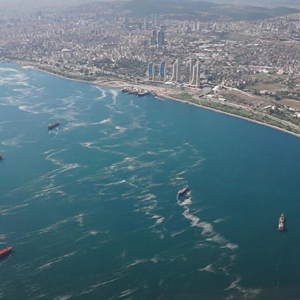 Marmara denizinde etkisini sürdüren müsilaj havadan görüntülendi