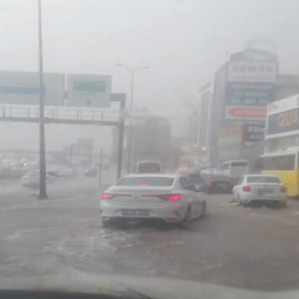 İstanbul'da dolu ve sağanak yağış yolları göle çevirdi