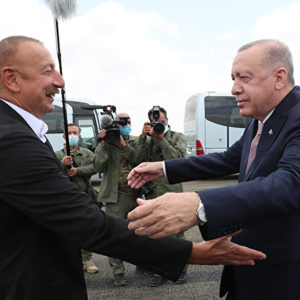 İlham Aliyev'den Cumhurbaşkanı Erdoğan'a sıcak karşılama: Yol üzerinde karşıladı