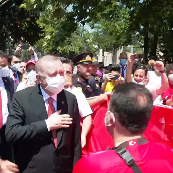 Milli maç için Azerbaycan’a gelen taraftarlardan Cumhurbaşkanı Erdoğan’a sevgi gösterisi