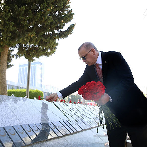 Cumhurbaşkanı Erdoğan'dan Bakü'deki Türk Şehitliği'ne ziyaret