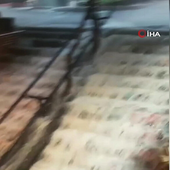 Sağanak sonrası Beyoğlu'nda sokaklar göle döndü