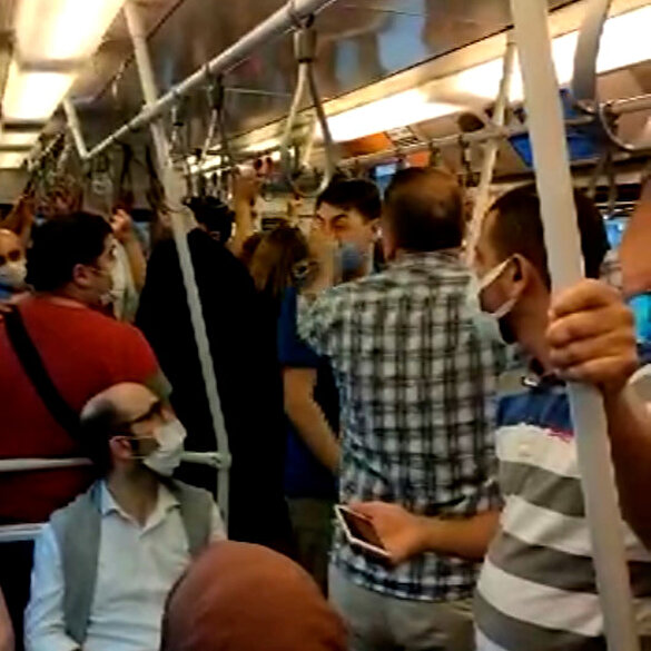 Metroda maske kavgası kamerada