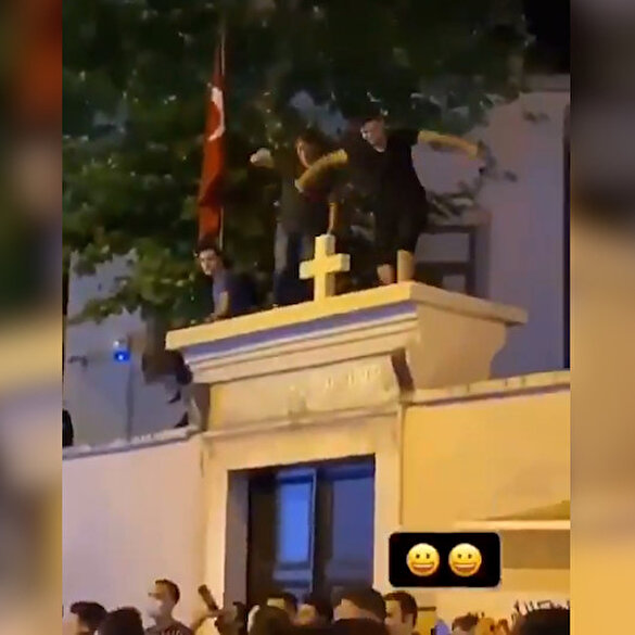 Kadıköy'de alkol alıp taşkınlık yapan gençler mahalleliyi çileden çıkardı