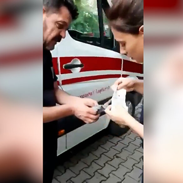 Bakan Koca paylaştı: Sağlık ekibi ayağı kırılan kuşa pansuman yaptı