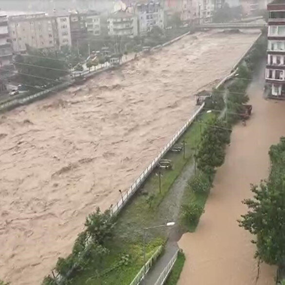 Rize yine sele teslim: Dereler taştı, yollar kapandı