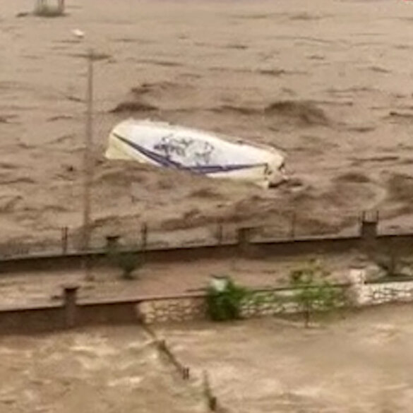 Artvin'de sel suları beton mikserini böyle sürükledi