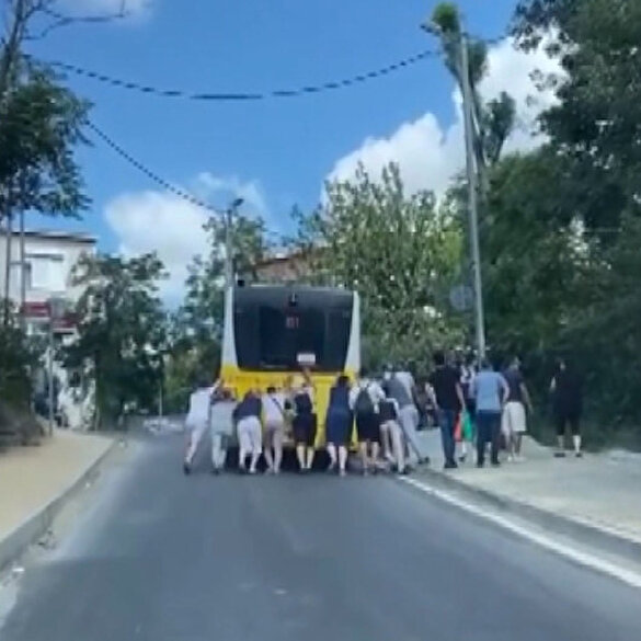 Sarıyer'de arızalanan İETT otobüsünü yolcuların ittiği anlar kamerada