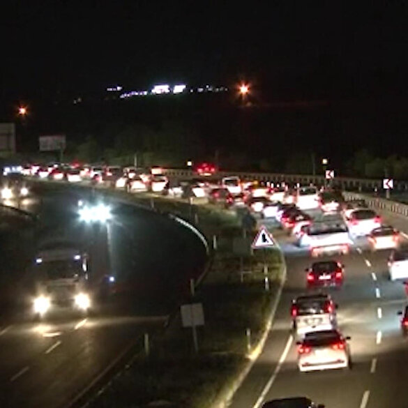 Bayram tatilinden dönen vatandaşlar trafikte kilometrelerce kuyruk oluşturdu