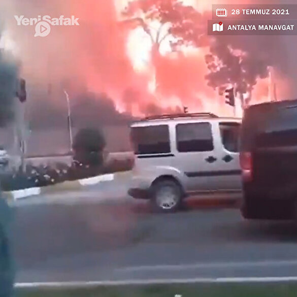 Antalya Manavgat'taki yangın yerleşim birimlerine yaklaştı: Korkutan görüntüler