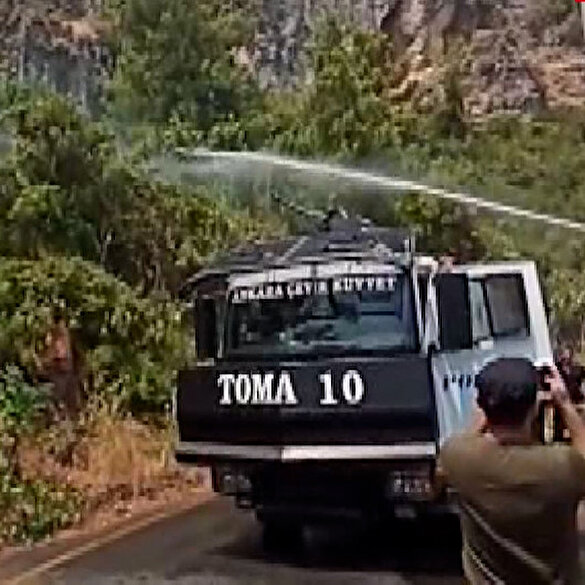 Polis TOMA'ları yerleşim yerlerine 80 metre kala alevleri söndürdü