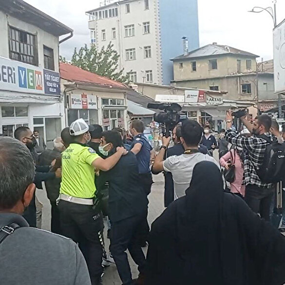 Meral Akşener bu kez Sivas'ta protesto edildi: 'FETÖ'cüsün' diye bağırıp istifaya çağırdı