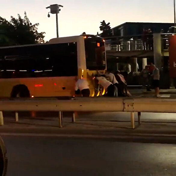 Sefaköy'de yolda kalan İETT otobüsünü vatandaşlar itti