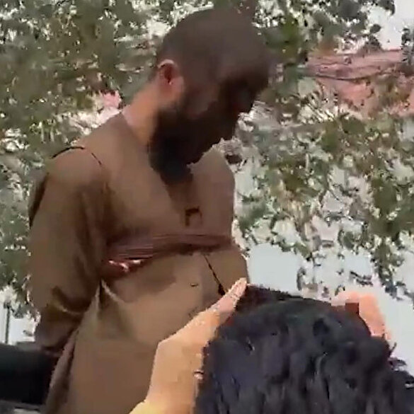 Taliban araç çaldığı gerekçesiyle Kabil'de bir Afgan'ın yüzünü siyaha boyadı