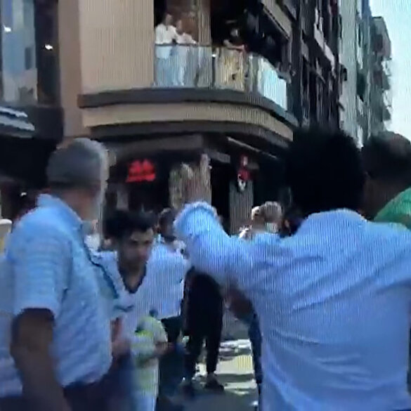 Mert Armağan Kadıköy'de röportaj yaptığı sırada saldırıya uğradı
