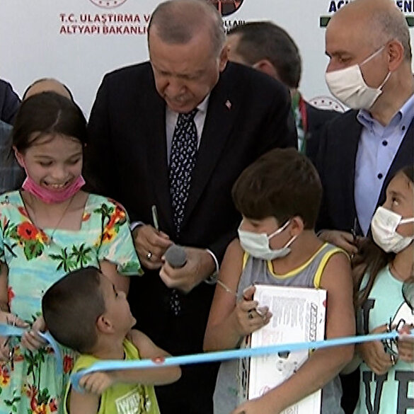 Erdoğan'ın katıldığı açılış töreninde gülümseten anlar: Minik Rizeli kurdeleyi erkenden kesti