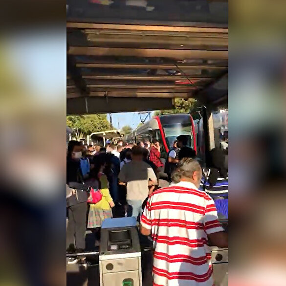 İstanbul'da tramvaydaki arıza sebebiyle duraklarda yoğunluk yaşandı