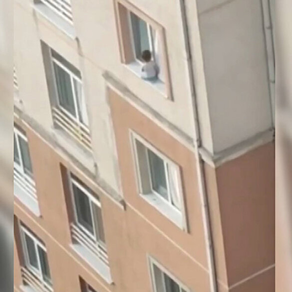 Başakşehir'de yürekleri ağza getiren olay: Küçük çocuk pencerenin dışındaki mermere oturdu