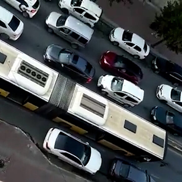 Sultangazi'de işlek cadde üzerinde arızalanan İETT otobüsü trafiği felç etti